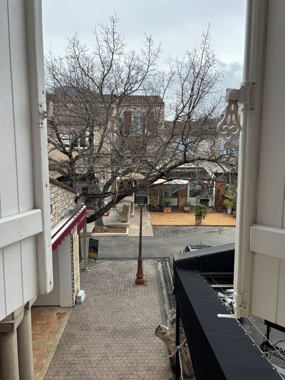 view of the square from your window
Vue sur la place depuis votre fenêtre.