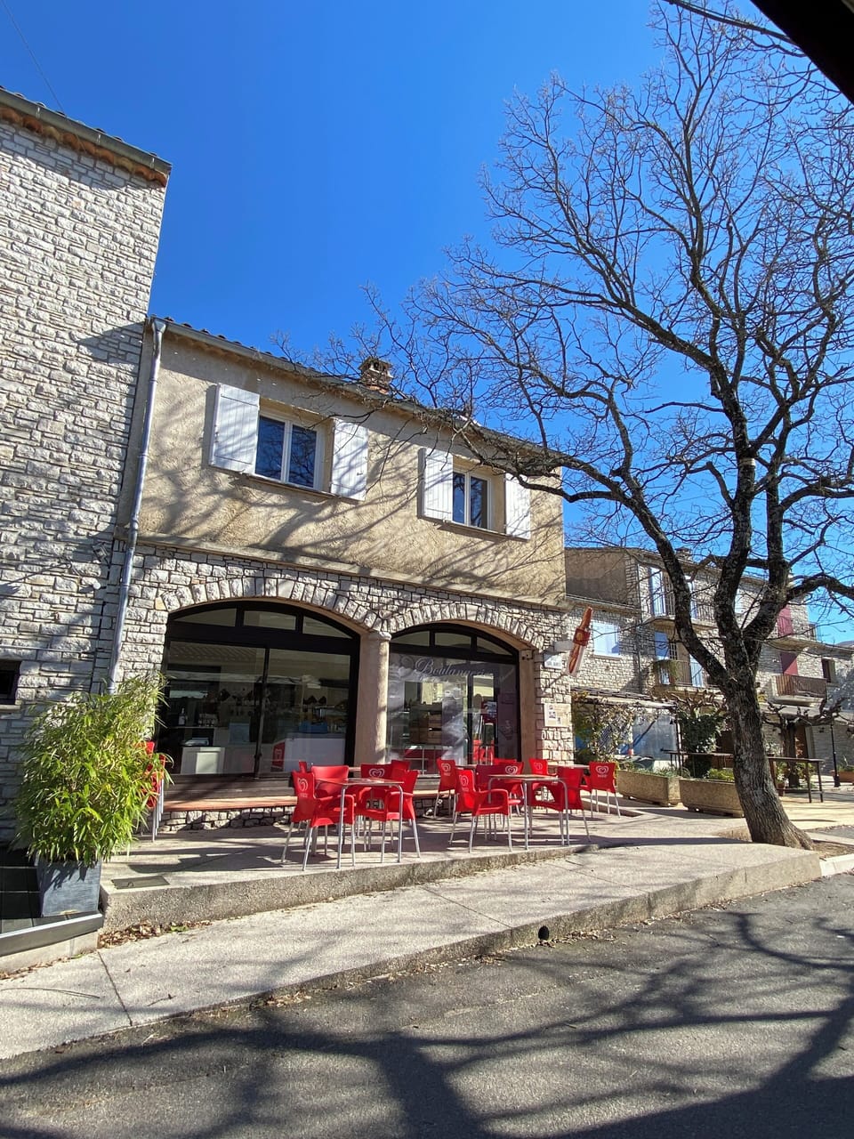 lots of places to eat 
De nombreux endroits pour manger