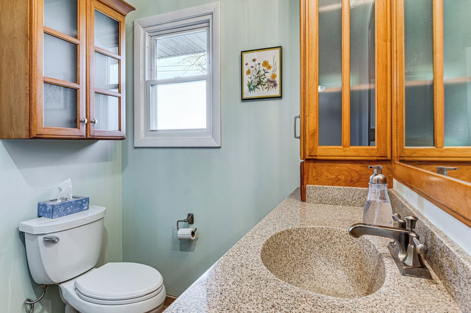 Mid-century Stone Ranch In Central Columbus Cottage in Columbus