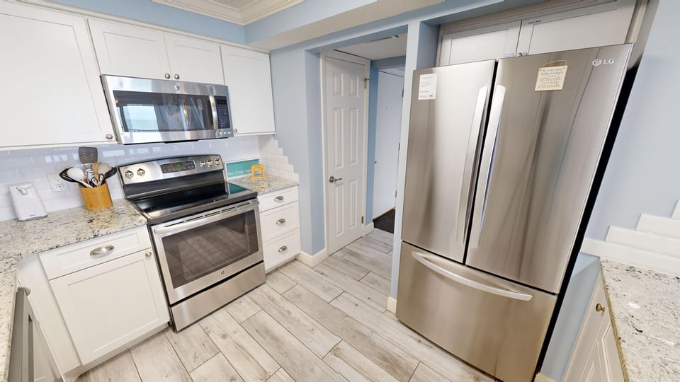 Condo, 2 Bedrooms | Private kitchen | Fridge, oven, coffee/tea maker, toaster