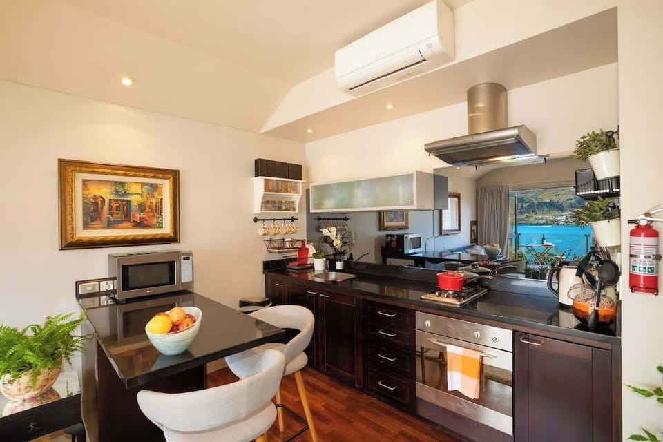 Fully equipped kitchen with a breakfast bar, perfect for enjoying your morning coffee or a relaxed dinner at home.