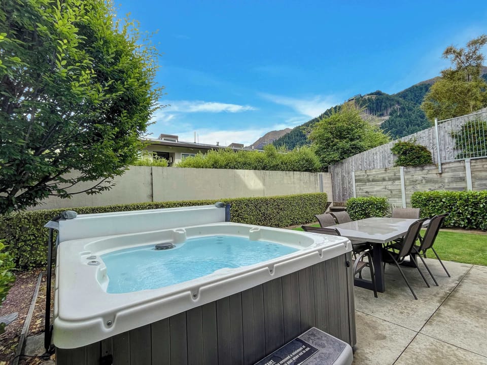 Private outdoor spa pool and dining area