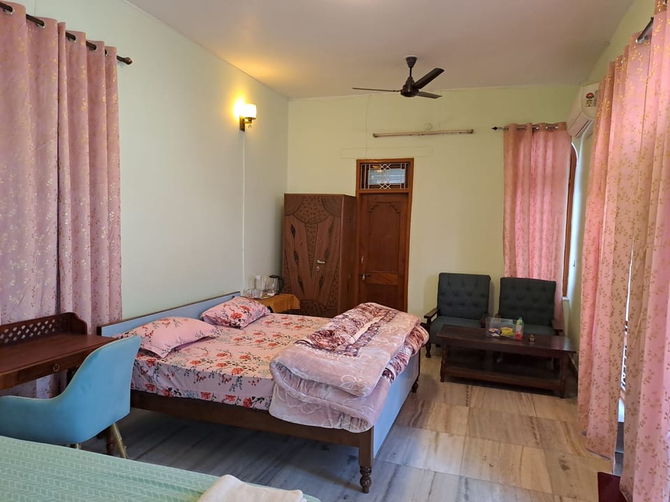 Superior Double Room, 1 Bedroom | Desk, blackout drapes, iron/ironing board, free WiFi