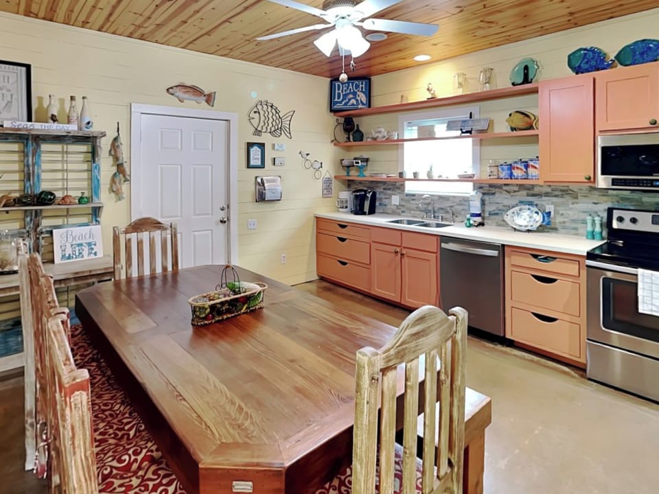 Kitchen & Dining