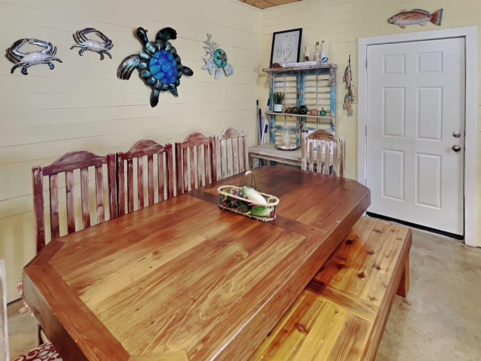 Kitchen & Dining
