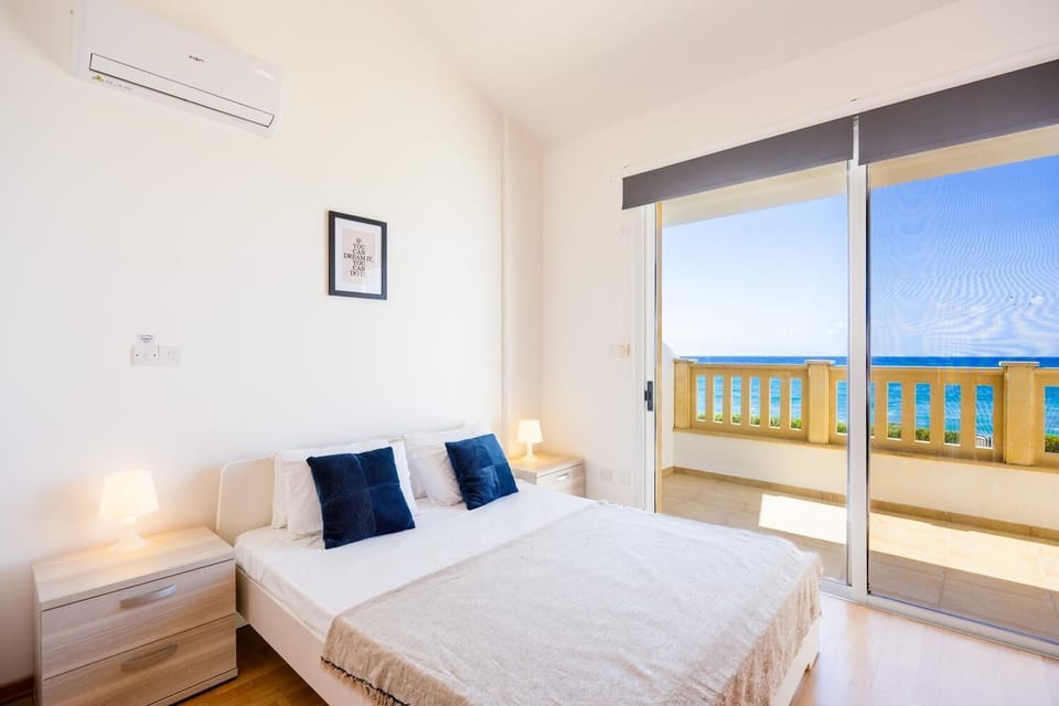 Double bedroom with en suite bathroom and A/C