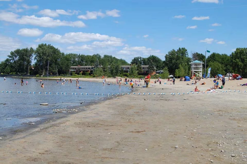 Beach Magog ( 3 min walk)