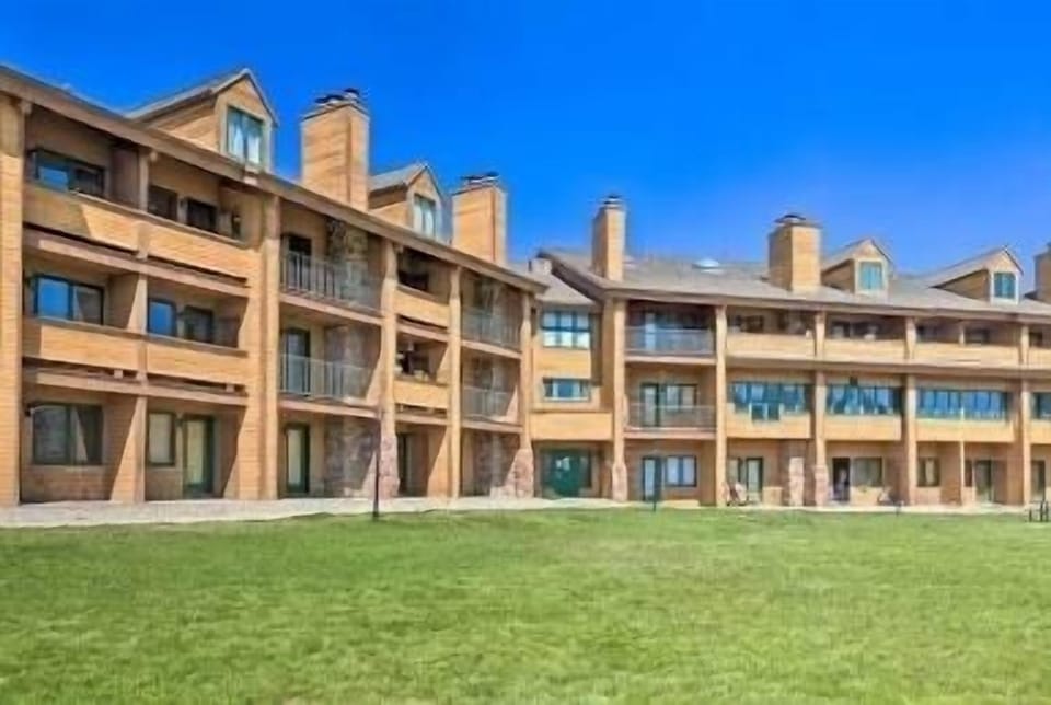 Condo in Level 1 Facing the Front Yard