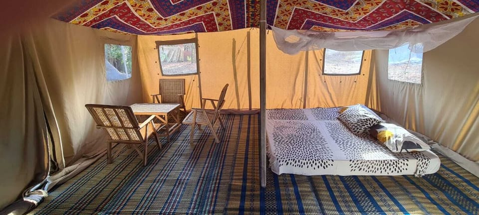 Tent | In-room safe, desk, bed sheets