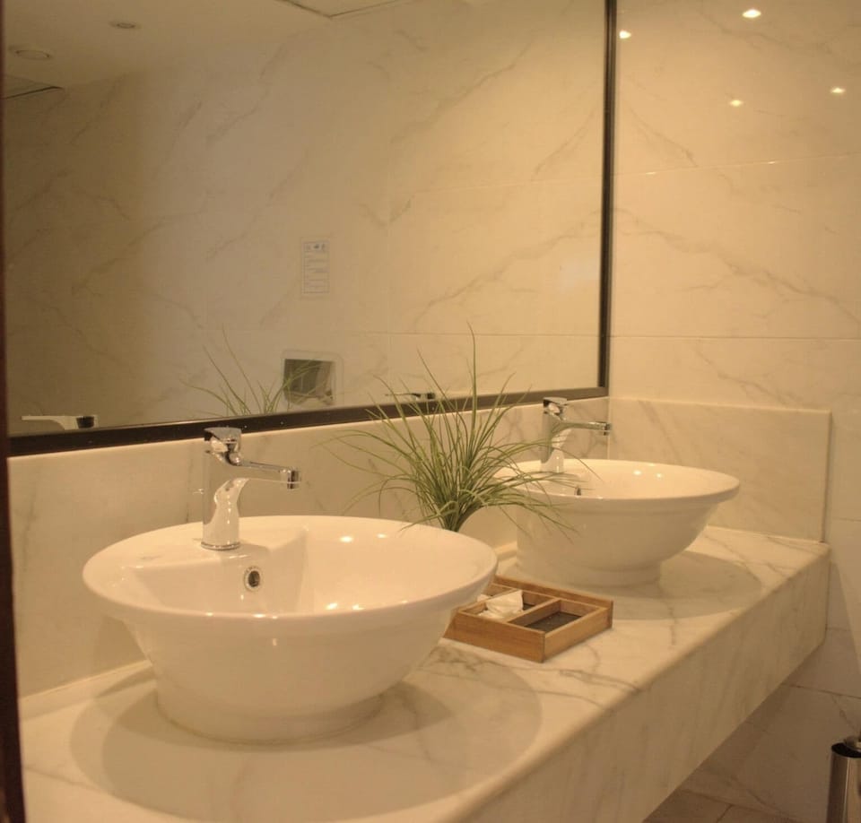 Junior Suite, River View | Bathroom | Hair dryer, towels, soap, shampoo