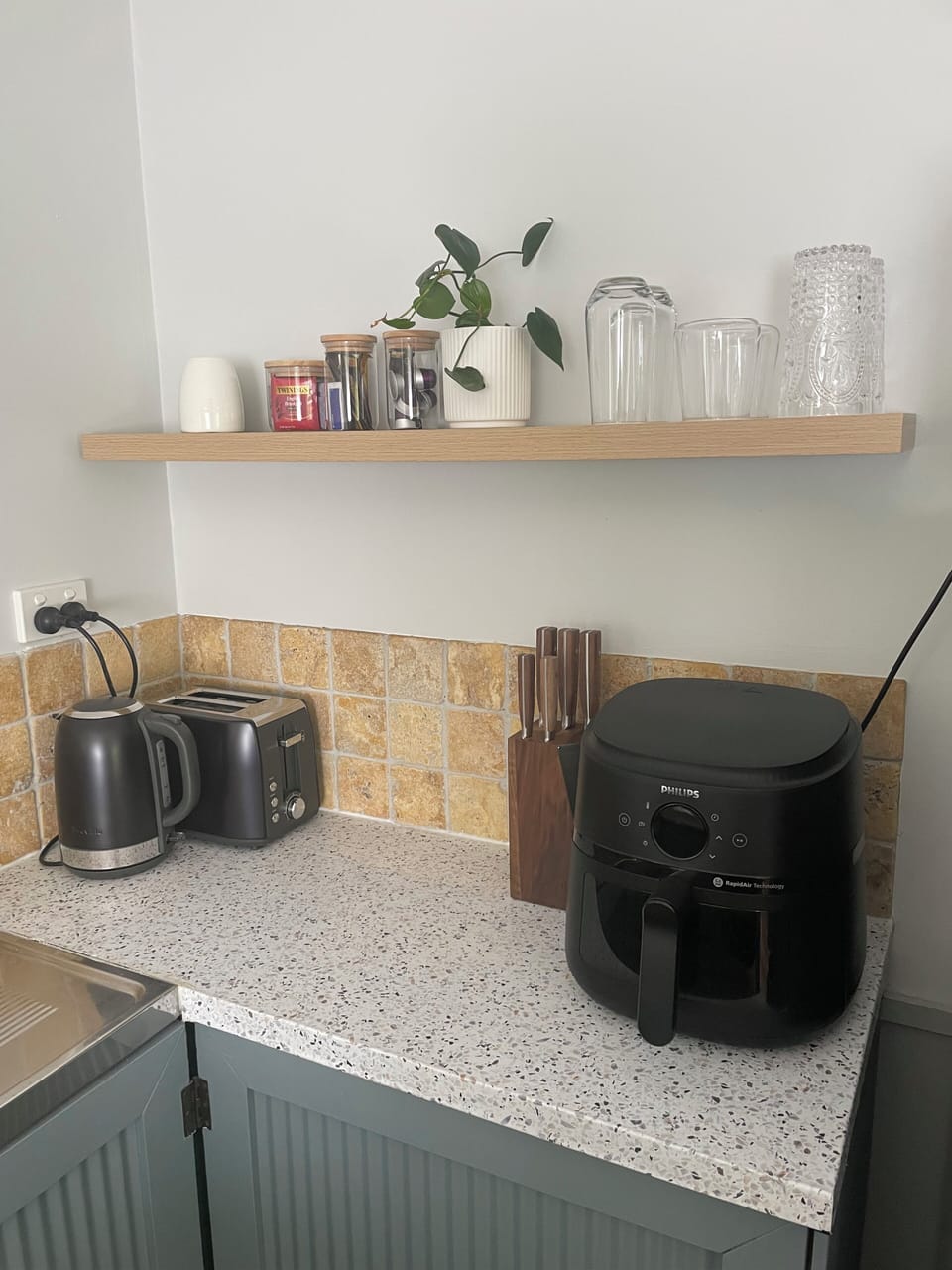 Microwave, Fridge, Airfryer, Toaster and Kettle. Tea, Coffee, Sugar provided.