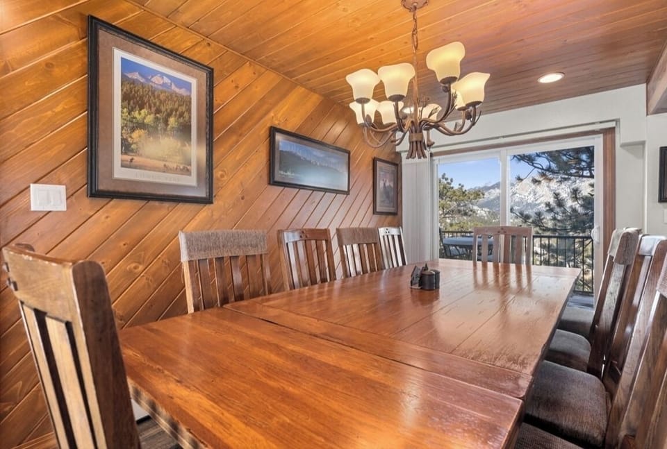 Seats 10!  Great for Thanksgiving, Christmas, and birthday dinners