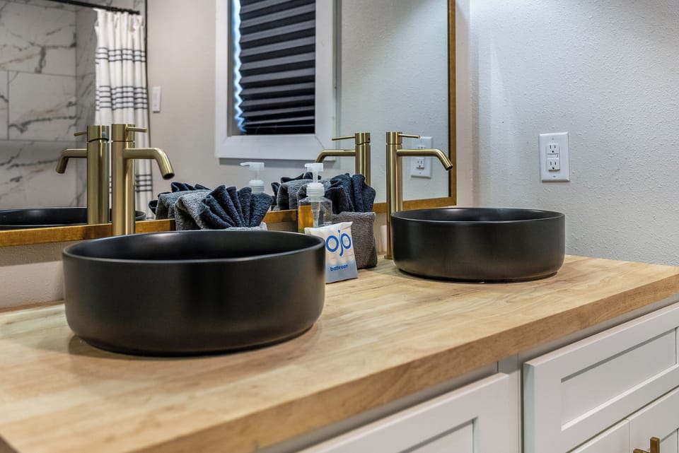 main level full bathroom with high end finishes and double vanity (1)