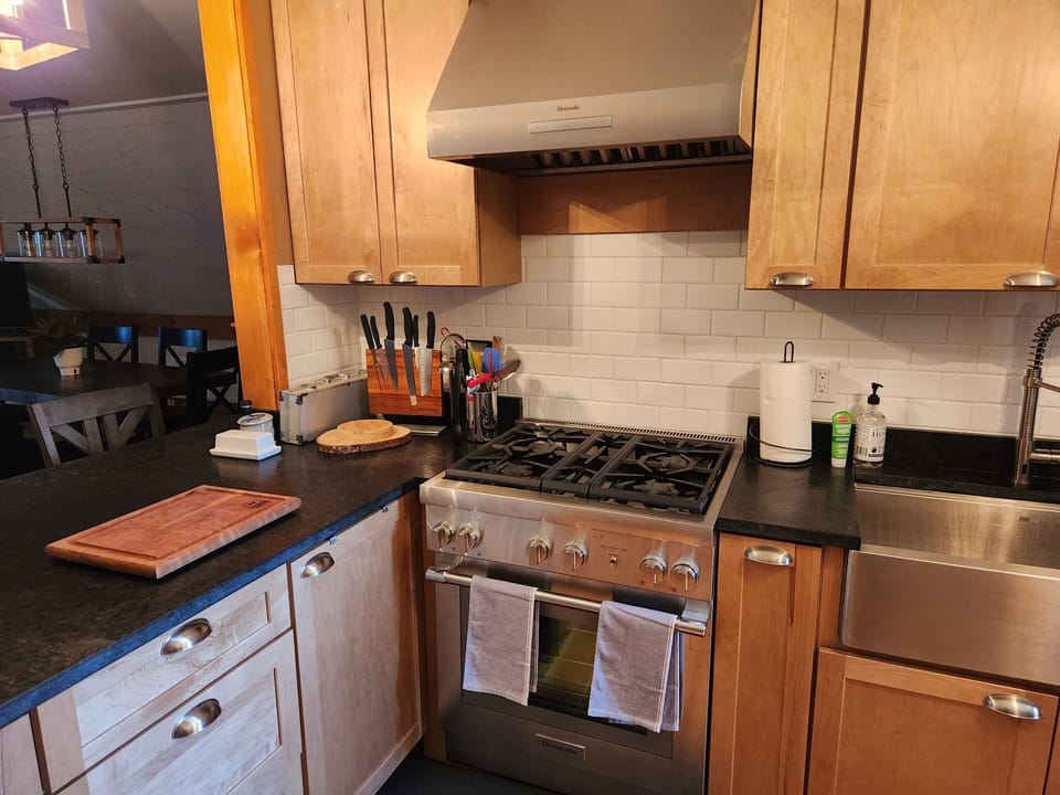 4-burn range w/ oven & hood
