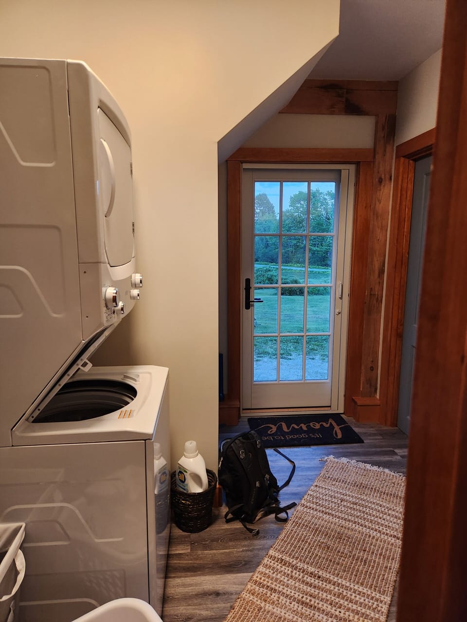 Downstairs entry w/ stackable washer / dryer