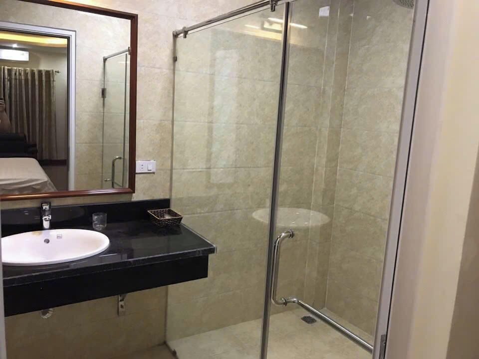 Basic Room | Bathroom | Shower, free toiletries, hair dryer, towels