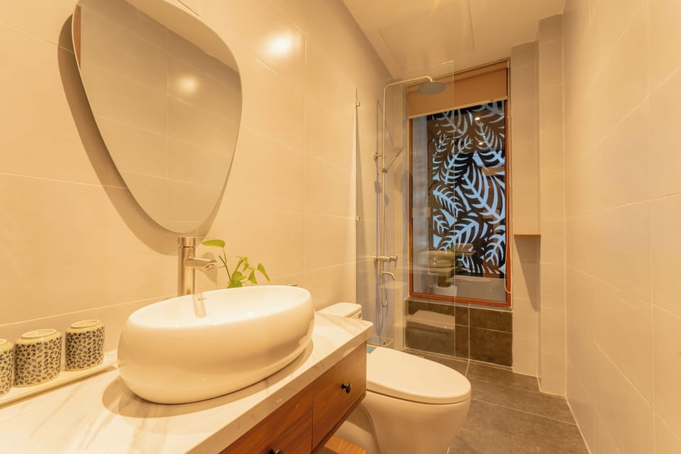 Luxury Triple Room | Bathroom | Shower, rainfall showerhead, free toiletries, hair dryer