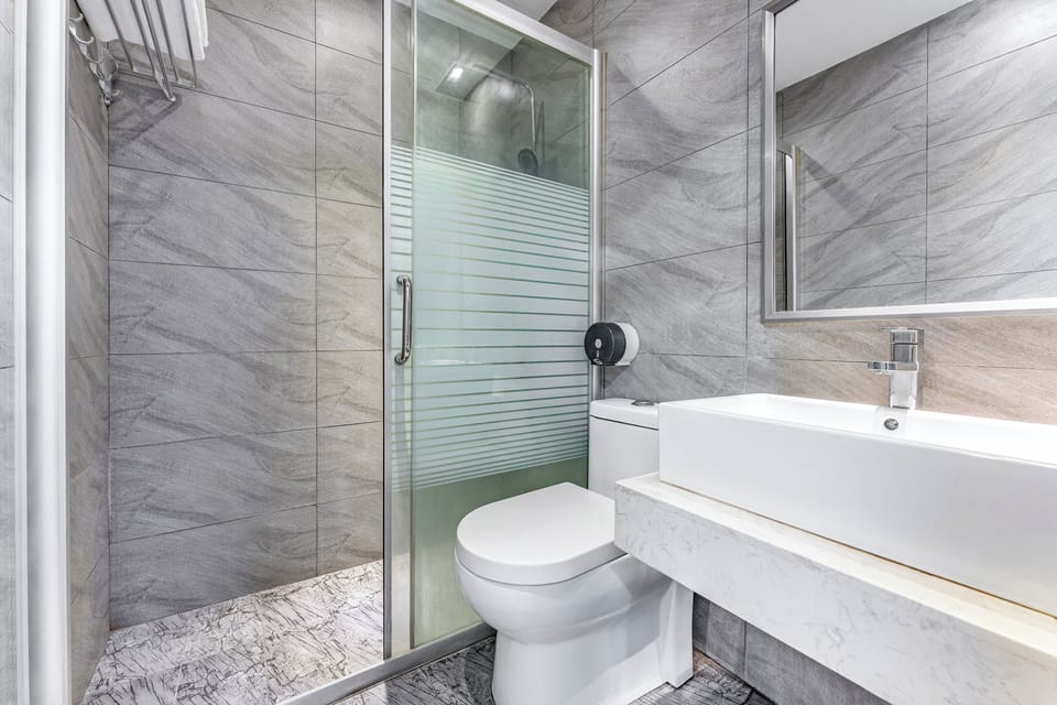 Shower, hair dryer, towels, shampoo