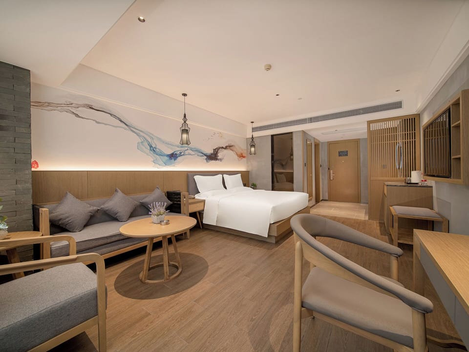 Luxury Double Room, Garden View | Laptop workspace, blackout drapes, soundproofing, WiFi (free)