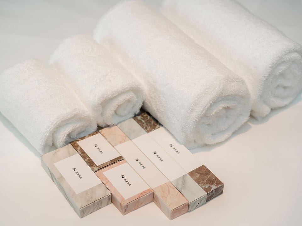 Shower, rainfall showerhead, free toiletries, hair dryer