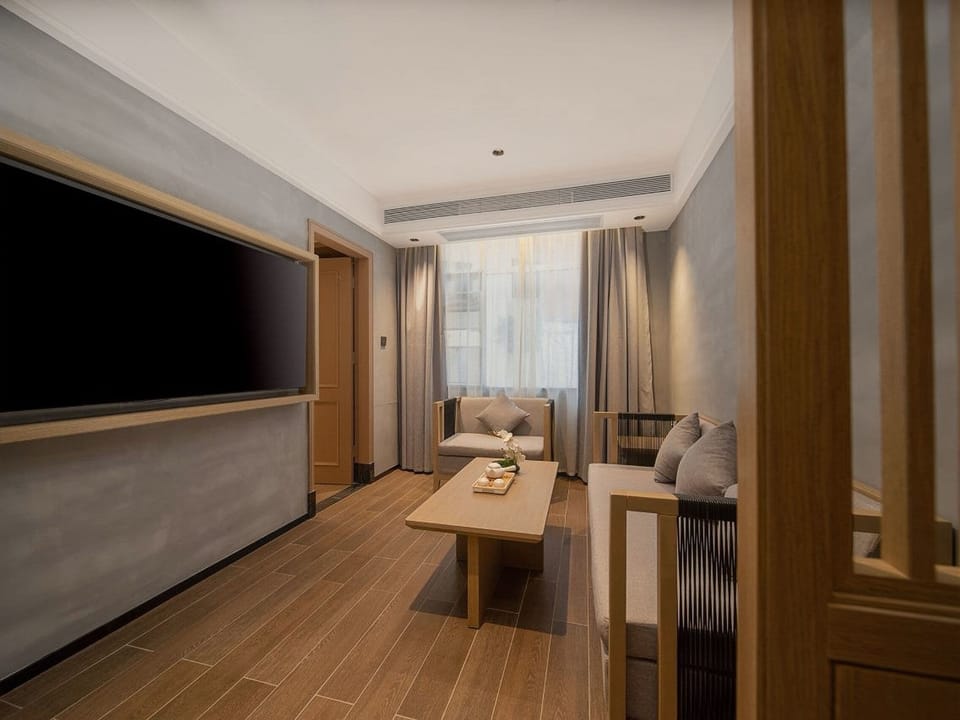 Executive Studio Suite | Laptop workspace, blackout drapes, soundproofing, WiFi (free)