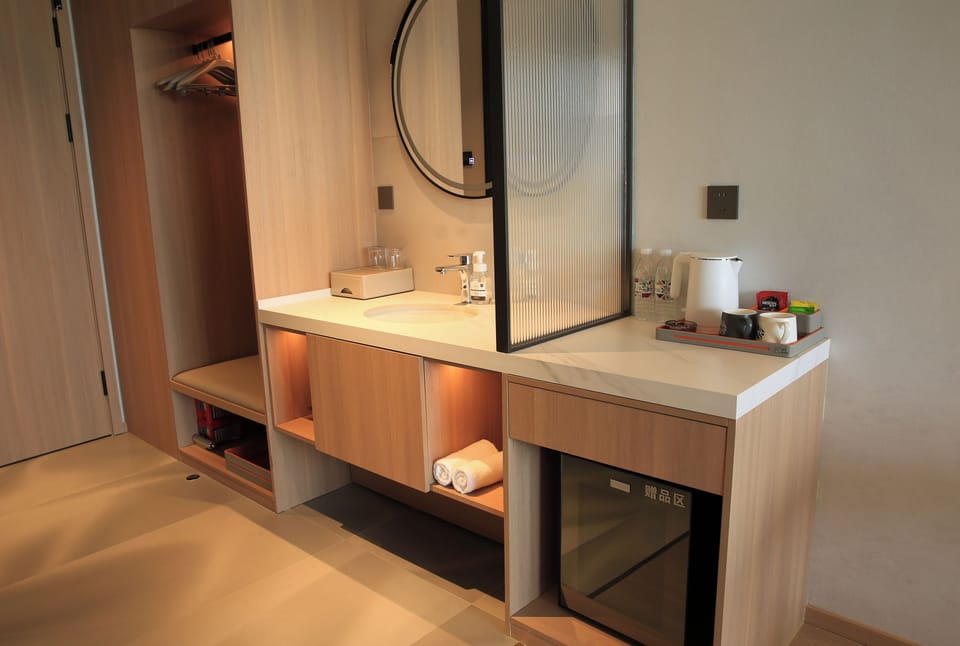 Family Twin Room | Bathroom | Shower, hair dryer, towels, shampoo