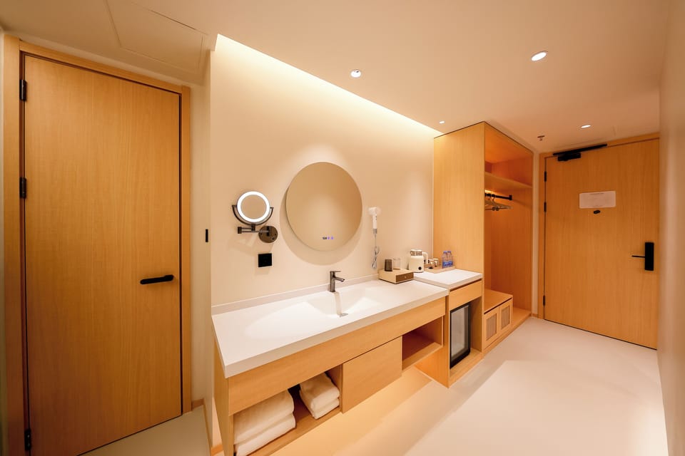 Signature Double Room, 1 Queen Bed, Non Smoking | Bathroom | Shower, hair dryer, slippers, towels