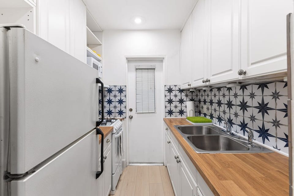 House | 1 bedroom, desk