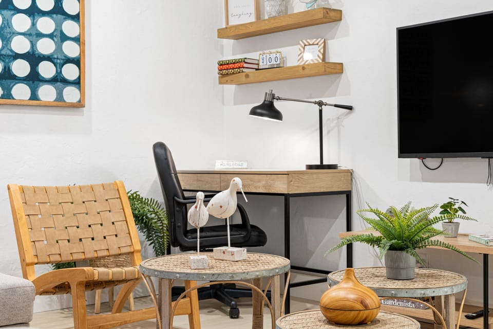 House | 1 bedroom, desk