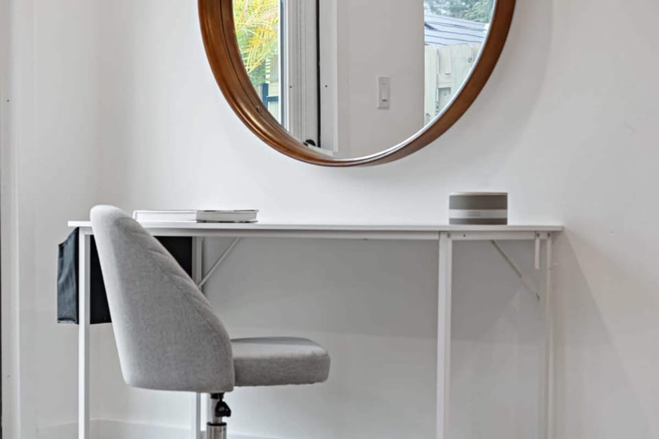 House | 1 bedroom, desk