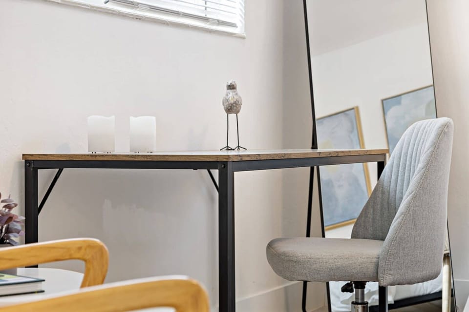 House | Desk, Internet