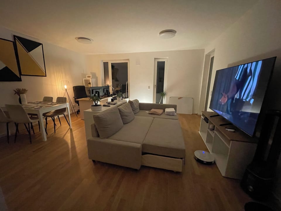 Apartment, 2 Bedrooms, Accessible, Smoking | Living room