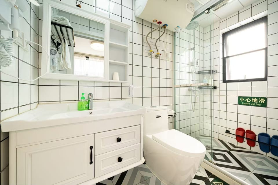 Deluxe Double Room, Garden View | Bathroom | Shower, free toiletries, hair dryer, slippers