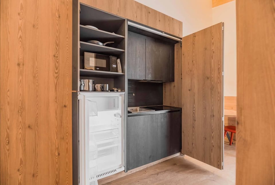 Deluxe Studio, Kitchenette, Mountain View | Private kitchen | Microwave