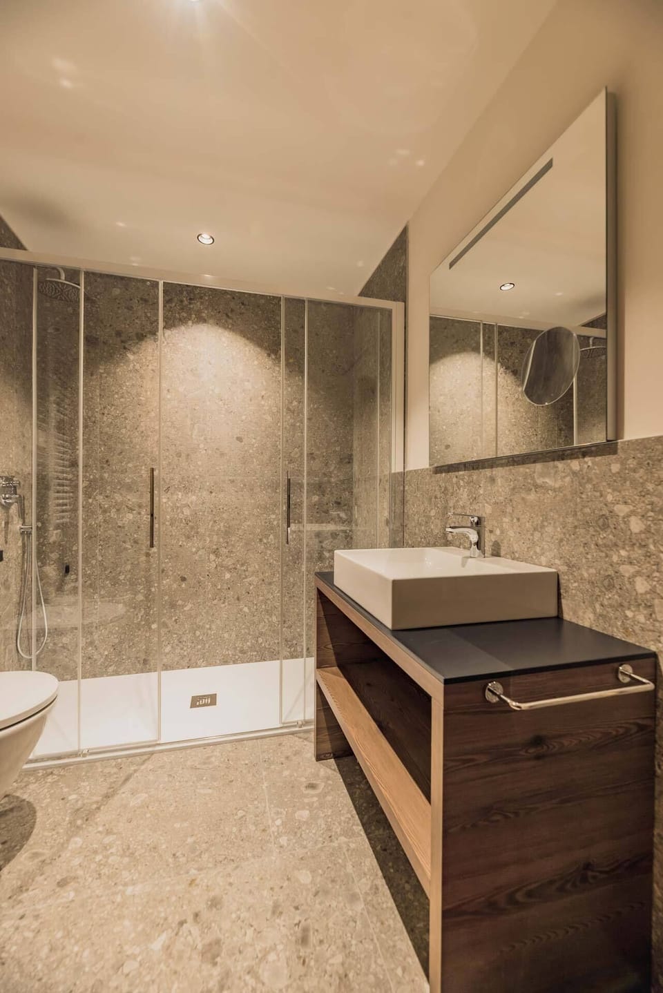 Exclusive Suite | Bathroom | Shower, rainfall showerhead, hair dryer, slippers