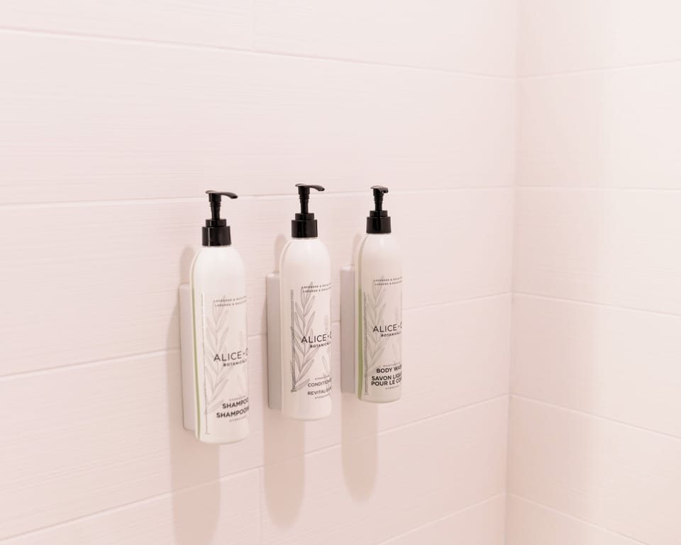 Combined shower/tub, towels