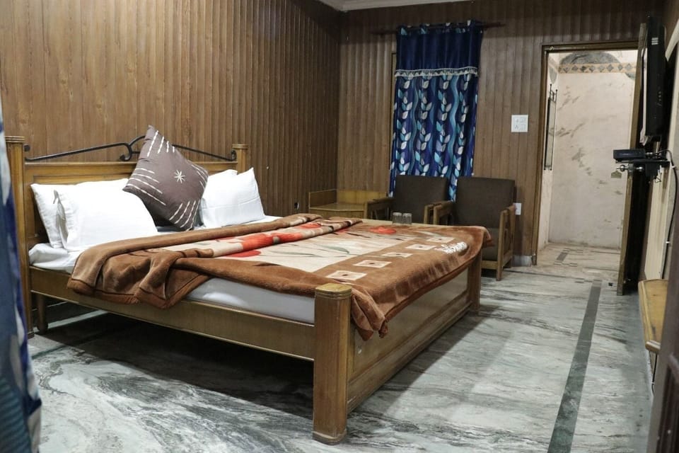 Deluxe Room, City View | Desk, laptop workspace, free WiFi