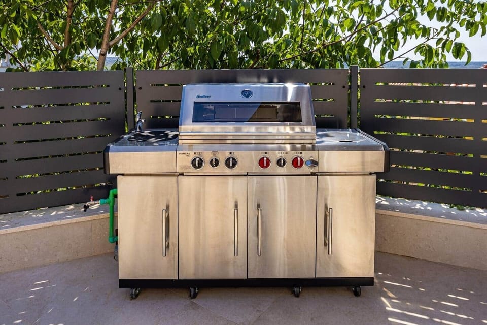 Gasgrill mit Spülbecken und Kochplatte