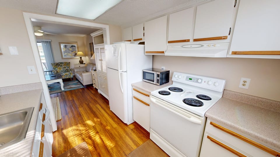 Townhome, 2 Bedrooms | Private kitchen | Fridge, oven, coffee/tea maker, toaster