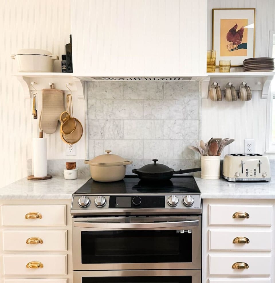 Dual electric oven and range for all your culinary creations! Fully-stocked with pots pans and everything you could need to cook up a storm - just bring the actual food!