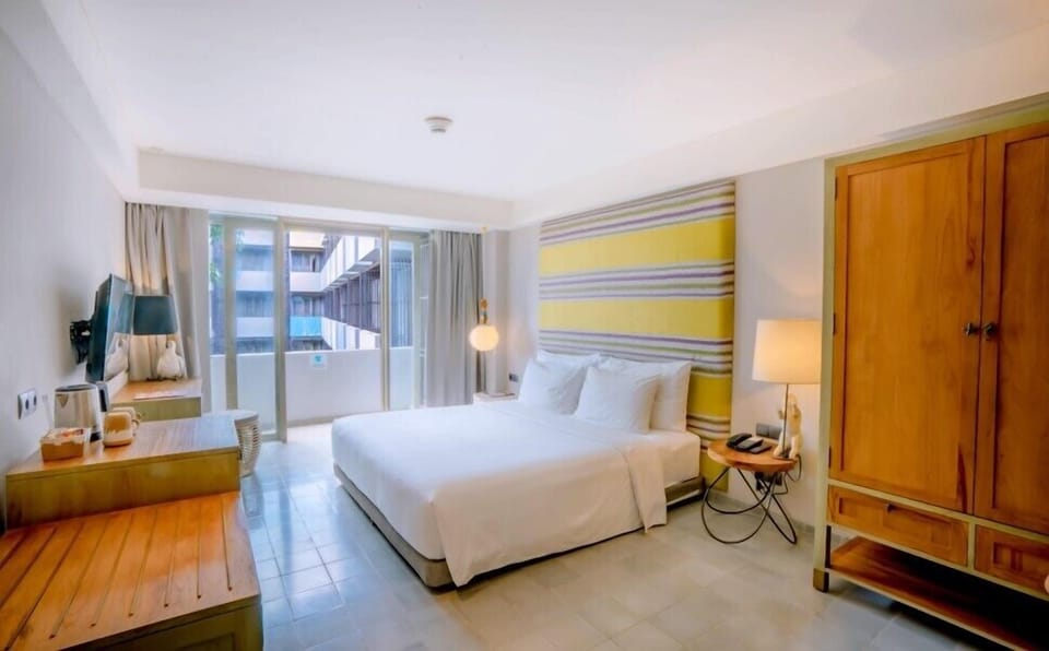 Premium bedding, in-room safe, desk, laptop workspace