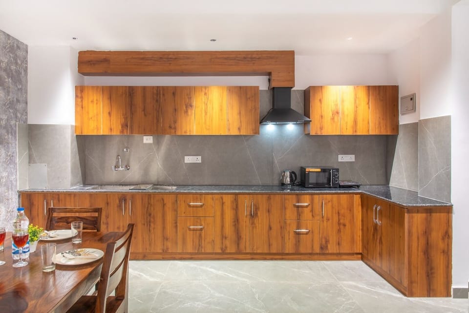 Full-size fridge, oven, electric kettle, cookware/dishes/utensils