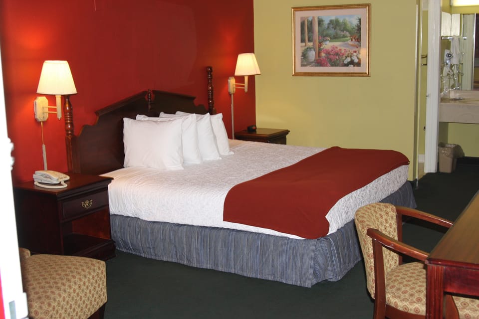 Standard Room, 1 King Bed, Non Smoking | Coffee and/or coffee maker