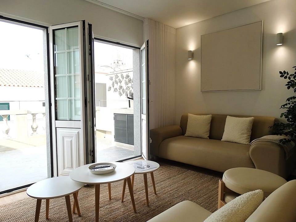 Sala de estar - pormenor- janelas/portas abertas - terraço