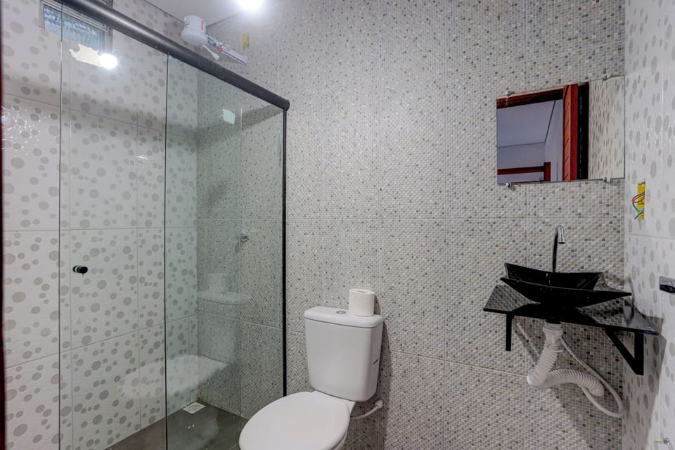 Standard Quadruple Room | Bathroom | Free toiletries, towels, toilet paper