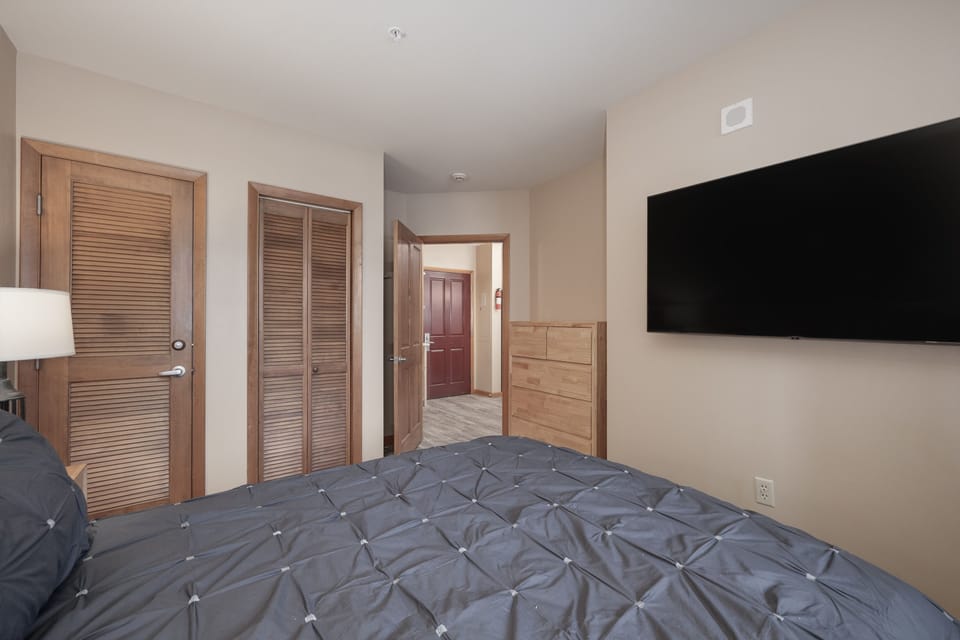Indoors,Screen,Bed,Furniture,TV