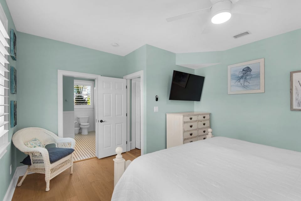 2nd floor king bedroom w/en-suite bathroom