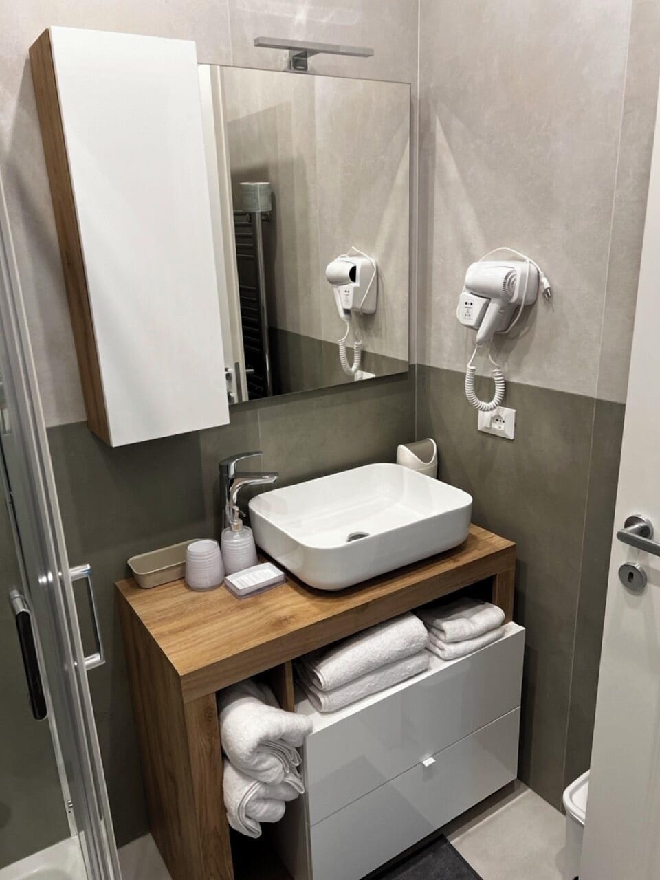 Comfort Triple Room, Private Bathroom | Bathroom | Shower, free toiletries, hair dryer, bidet