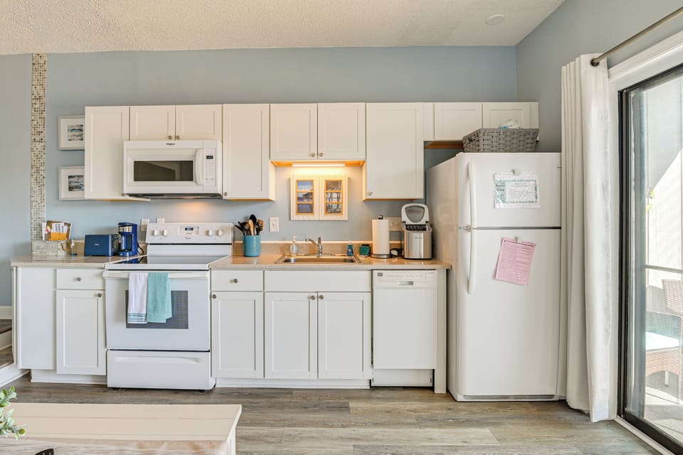 Kitchen | Drip Coffee Pot | Keurig | Toaster | Dishwasher