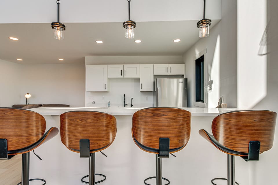 Breakfast Bar w/ Seating | 1st Floor